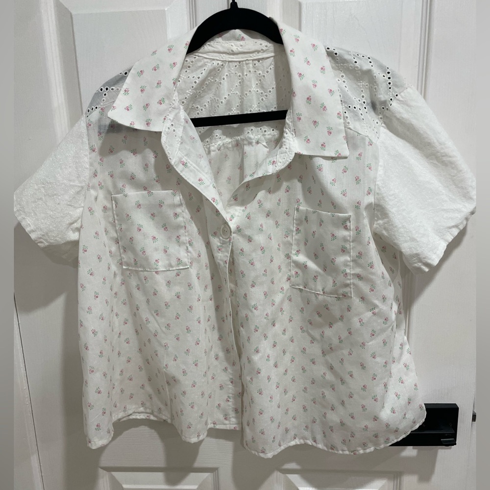 white short-sleeve shirt small floral print and eyelet lace details medium